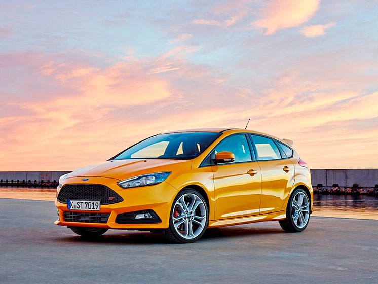 A kibővített motorkínálat megduplázta az új Ford Focus ST eladásait; immár a dízelmotoros, PowerShift váltós modell is megrendelhető