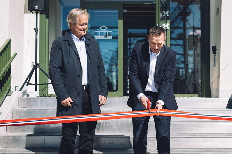 Byråd Arild Hermstad gjenåpner Holtet trikkebase sammen med sporveissjef Cato Hellesjø. 