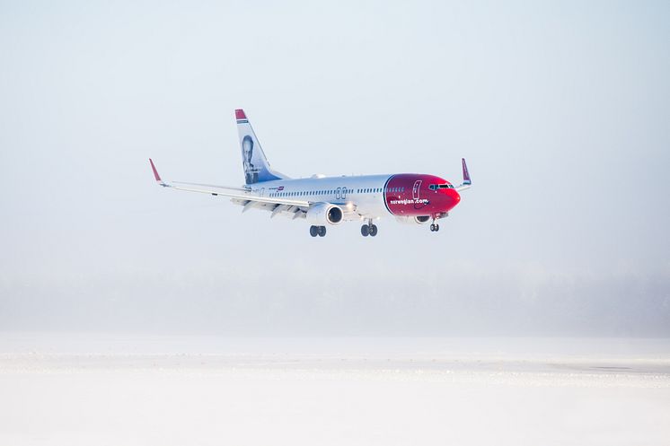 737 aterrizando en paisaje nevado - Jørgen Syversen