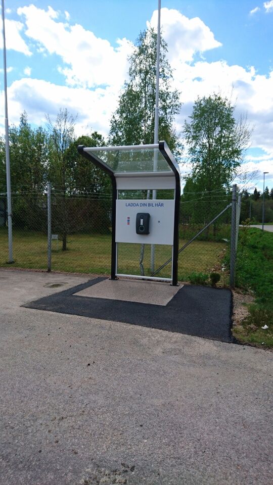 Laddstation med skydd Utopia, utanför Team Tejbrants fabrik i Hultsfred.