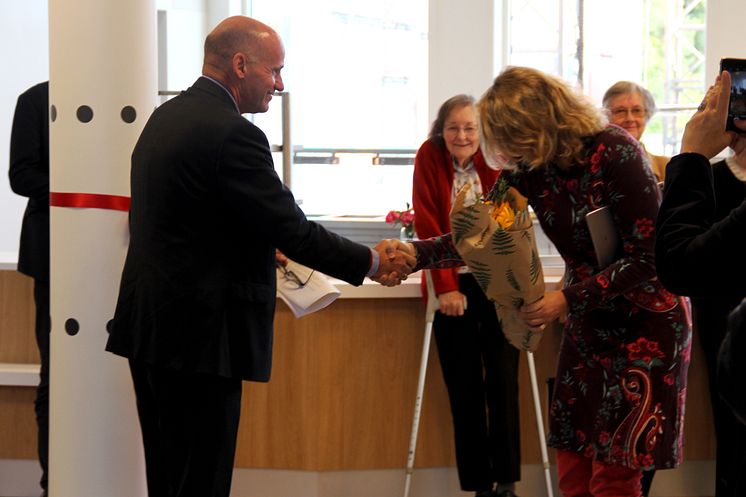 Byråd Geir Lippestad overrakte blomster til bydelsutvalgsleder i Østensjø, Kristin Sandaker.