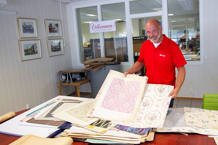 Arne Bülow-Berntzen i Cicero har overtatt de gamle tapetprøvene fra Vallø. Nå får de nytt liv og nye muligheter.