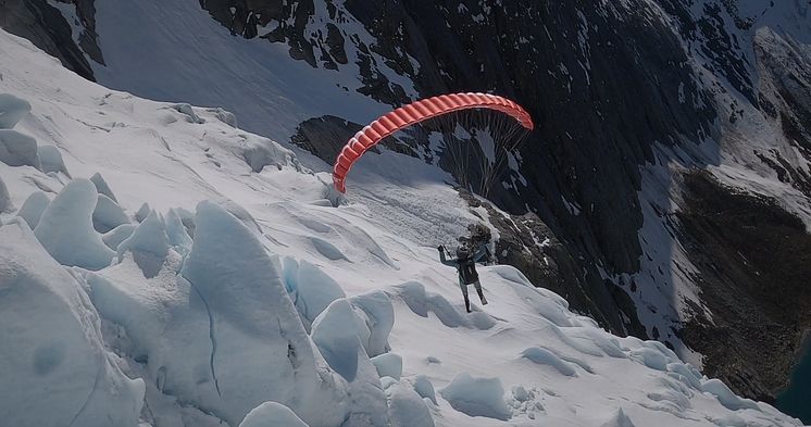 Morten Knapstad flying