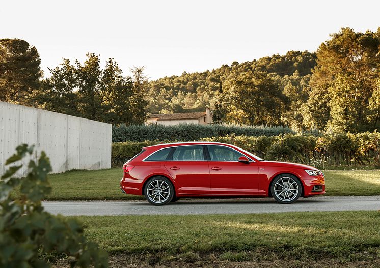 A4 Avant er en af Audis mest populære modeller, der med sit skarpe og elegante design har masser af plads til både voksne, børn og bagage
