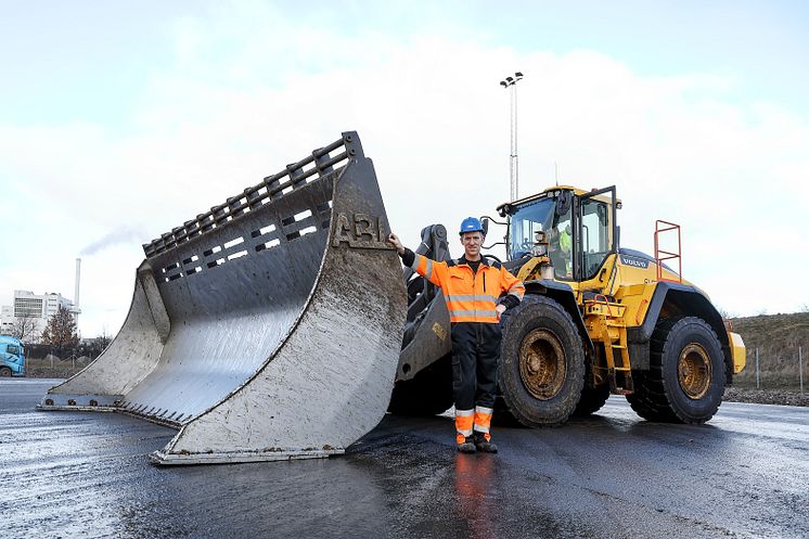 Volvo L220H med föraren Tobias Olsson