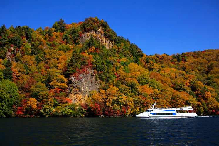 Autumnal leaves of Lake Chuzenji