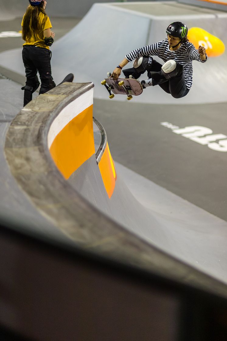 LizzieArmanto-trick-fs-air-spot-RioDeJaneiro-photo-KekeLeppala