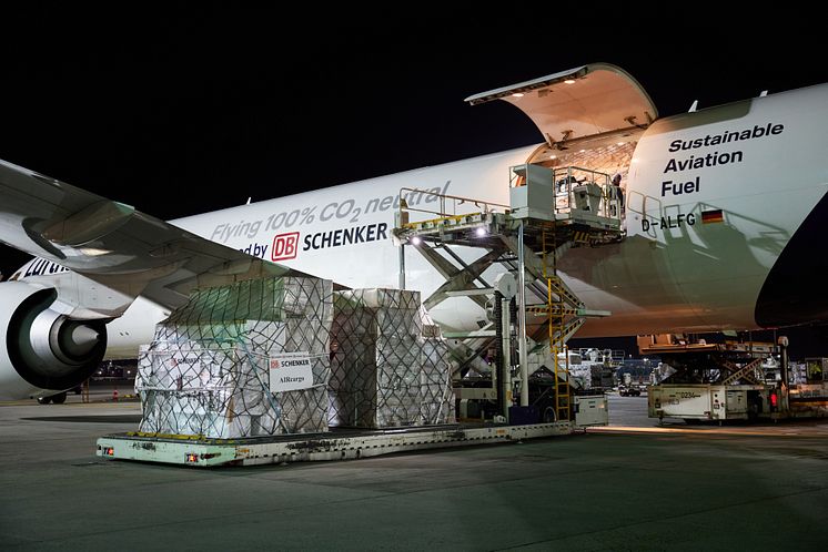 Cargo unloading in Frankfurt_Credit Lufthansa Cargo_Oliver Roesler