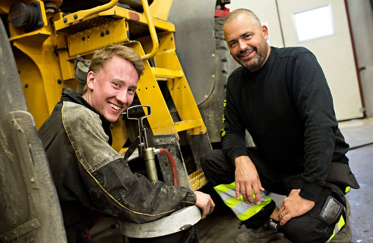 Servicetekniker Joel Johansson och kunden Christer Fjällström på Fjällströms Traktorarbeten