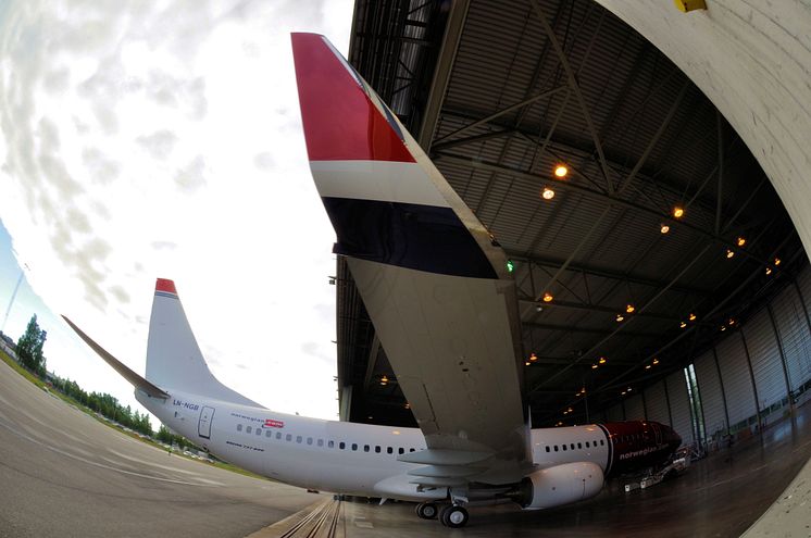 Norwegians LN-NGB på vej i hangar