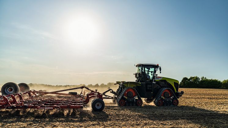 390122 XERION à tractor with crawler tracks