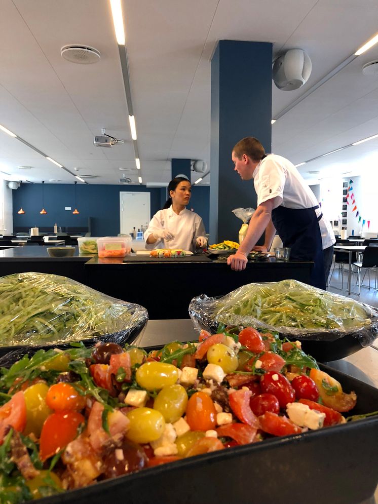 De sidste ting vendes før gæsterne kommer til frokost