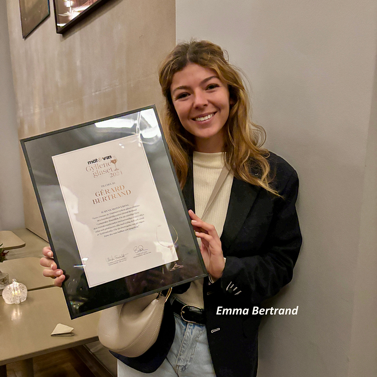 Emma Bertrand tar emot priset