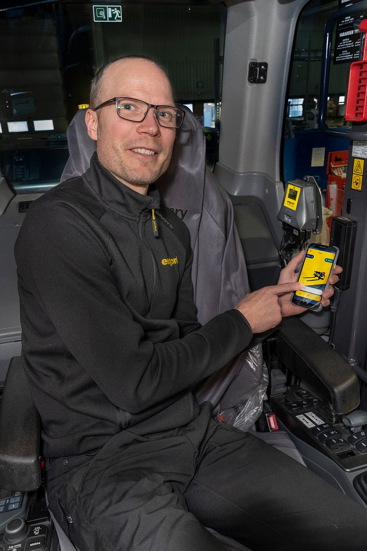 Tomas Wall, joka työskentelee Engcon Control Systemsin Product Managerina