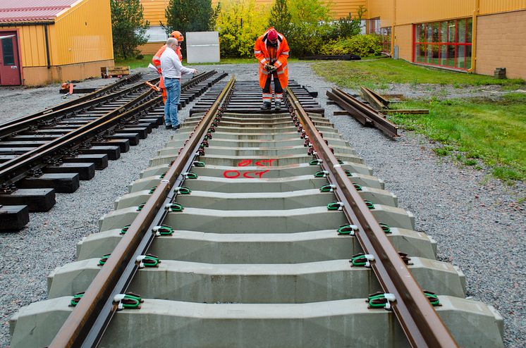 Järnvägsväxel installeras mitt på campus på Luleå tekniska universitet