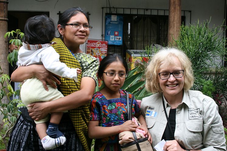 Mari Ljungblad med mor och dotter som just fått ett par glasögon - Optiker utan gränser 2015