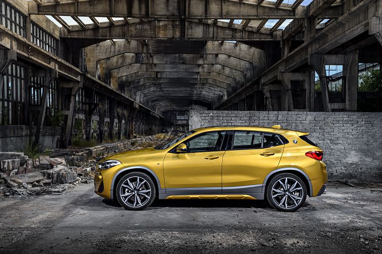 BMW X2, sivusta