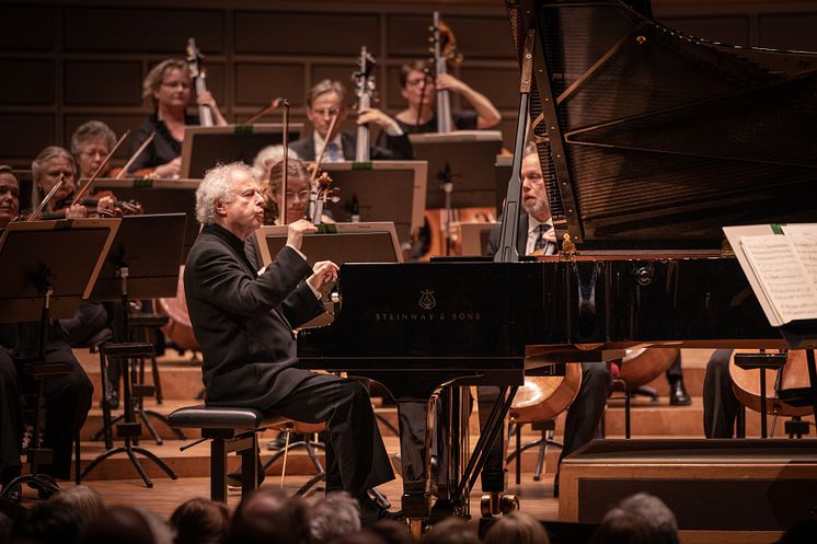 András Schiff solist och dirigent