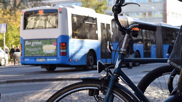 Buss och cyklar på Västra Hamngatan i Göteborg