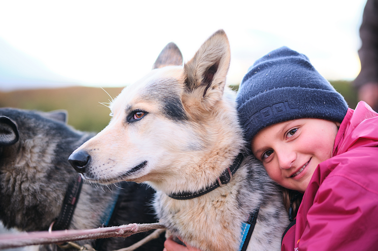 Girl hugging a dog Photo Mathias Fosso