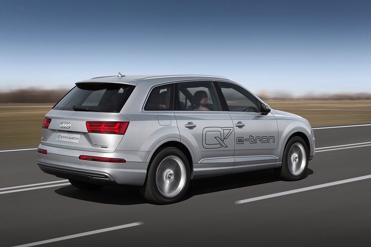 Audi Q7 e-tron 2.0 TFSI quattro (Asian market) rear dynamic