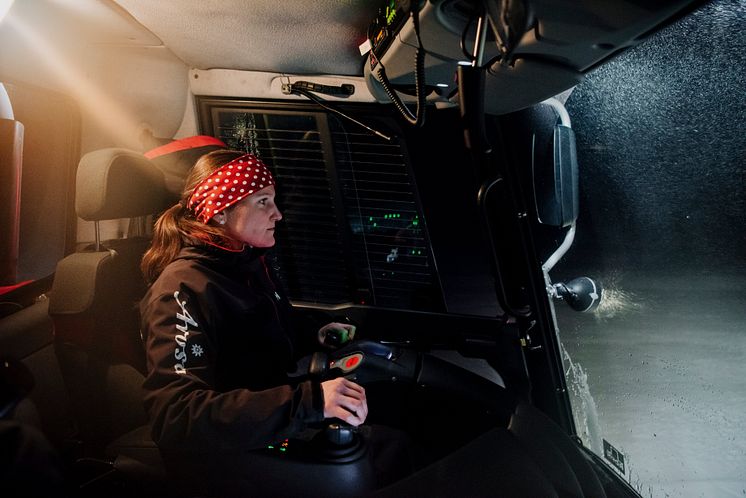 Nadja Gut, Pistenbullyfahrerin aus Lenzerheide, bei der nächtlichen Arbeit am Berg in ihrem tonnenschweren Pistenfahrzeug