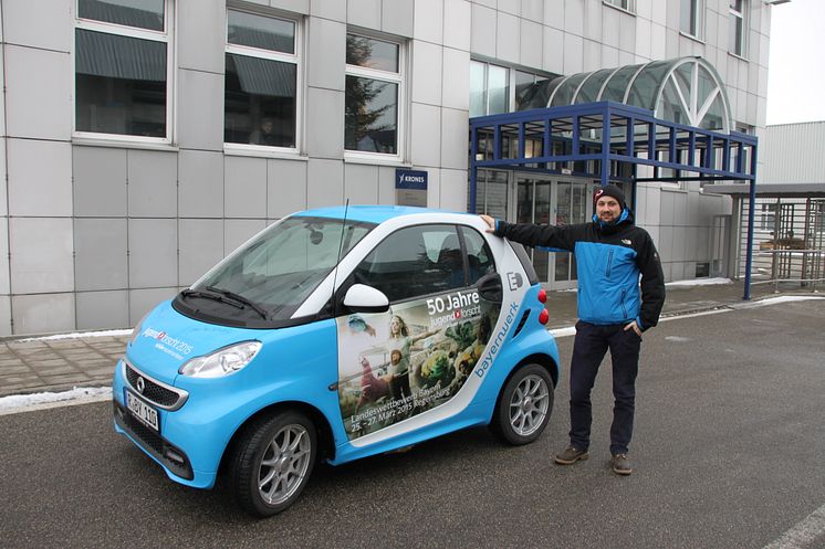 Foto: Mit dem „50 Jahre Jugend forscht E-Smart“ trifft das Patenunternehmen Bayernwerk ehemalige bayerische Preisträger, hier Lukas Kerner, und lässt diese das Elektroauto signieren.