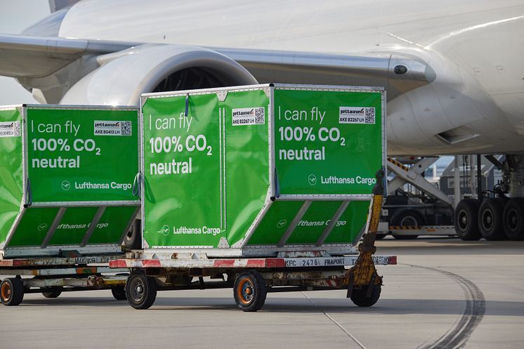 Lufthansa Cargo Container 100% CO2 neutral