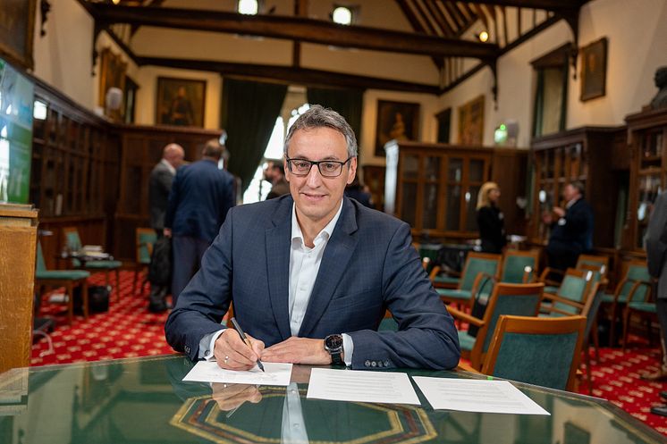 Hans Jürgen Kalmbach signerer Windsor-erklæringen