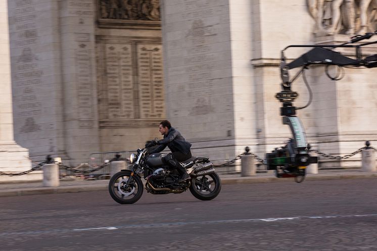 Tom Cruise under optagelserne på en BMW R NineT Scrambler