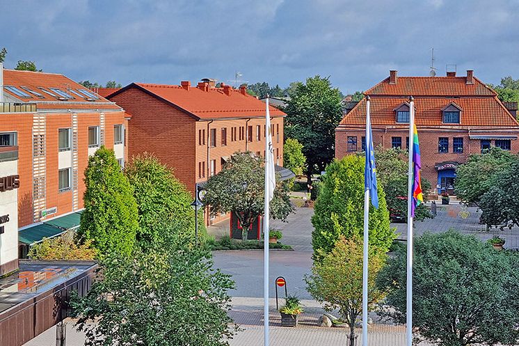 Regnbågsflagga på Skillingaryds torg