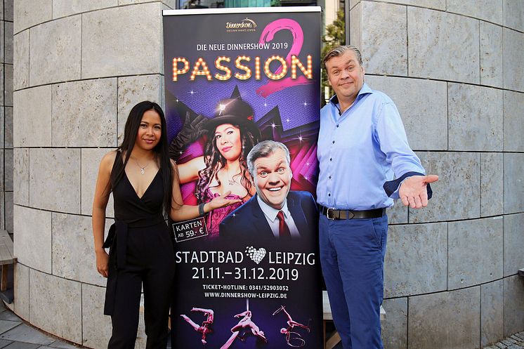 Sängerin Pavi De Mayo und Moderator Ramon Hopman - Dinnershow im Stadtbad Leipzig