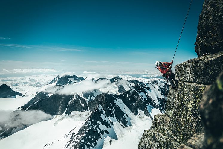 Veien ned fra Storen involverer en 50 meter lang rappell. 