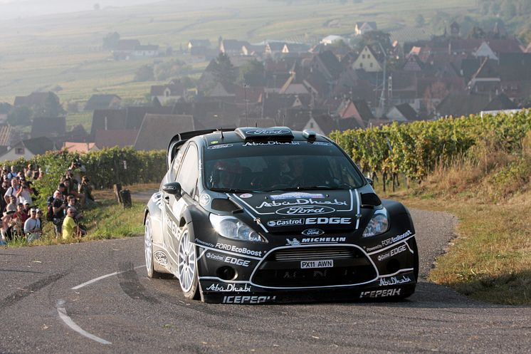 Ford Fiesta RS WRC laddar för fullt under 2011 Rallye de France