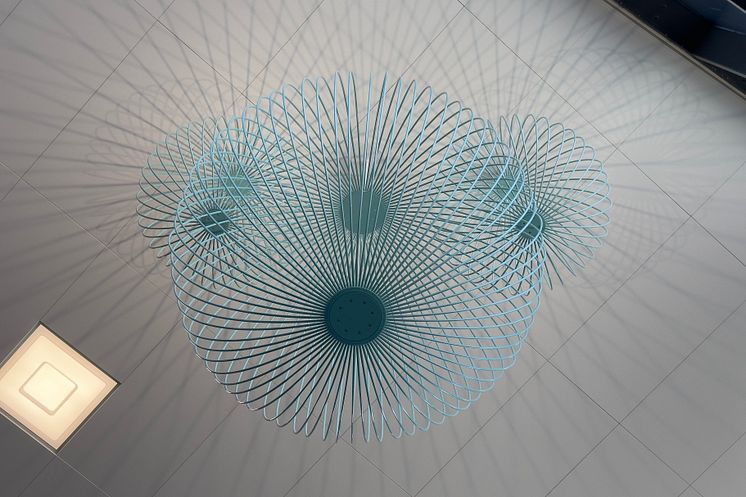Sfärerna i taket vid ingången konstnär Aleksandra Stratimirovic konstverket H2O.jpg