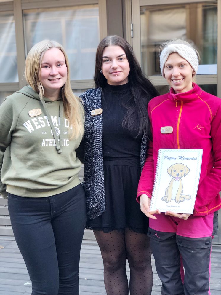 Från vänster; Elin, Amanda och Sara från Realgymnasiet i Uppsala som driver UF-företaget Puppy Memories.