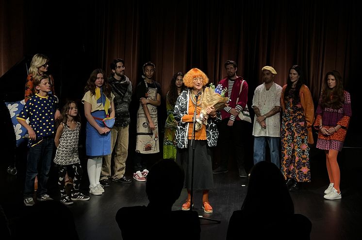 Wanja Djanaieff med barnbarn Ganneviksstipendiet FORM 2024_foto Josefin Morge.jpg