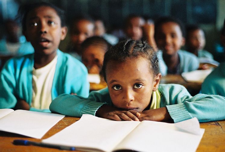 Skolböcker till barn i Etiopien