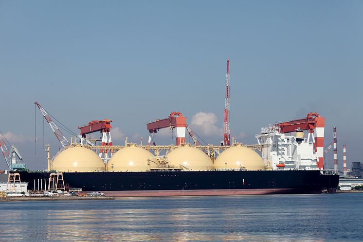 LNG-Tanker am Terminal