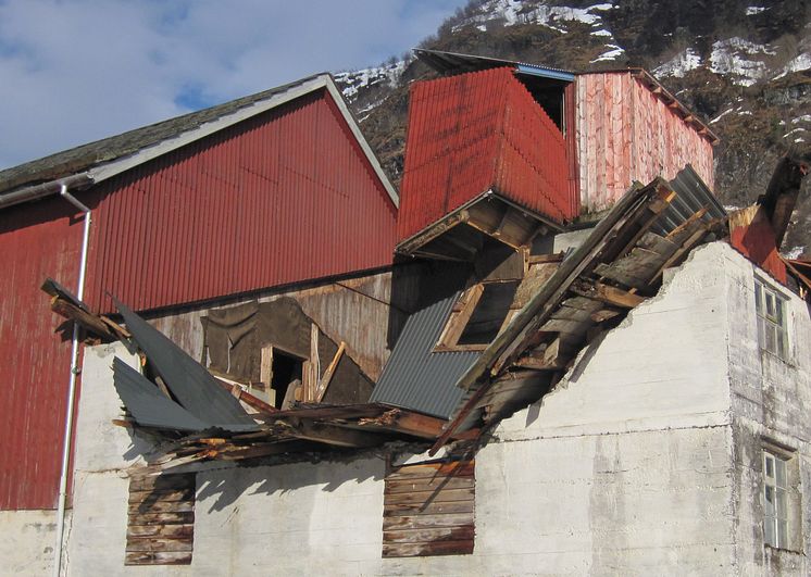 Fjøs kollapset av snøtyngde