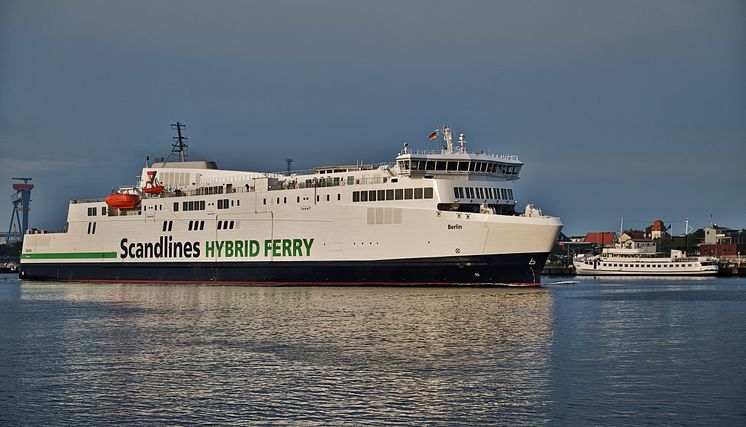 Jungfernfahrt von Scandlines' neuer Hybridfähre "Berlin" am 23. Mai 2016