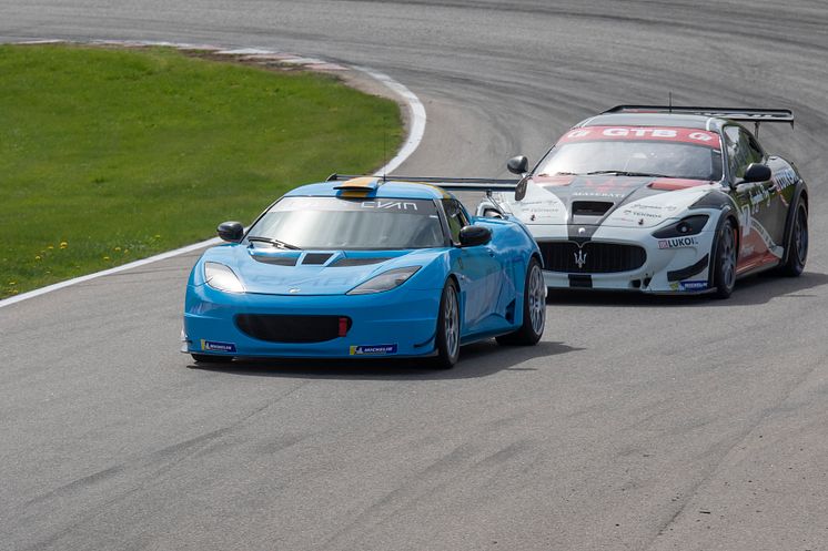 Prins Carl-Philip och Richard Göransson vann ett race och bröt det andra.