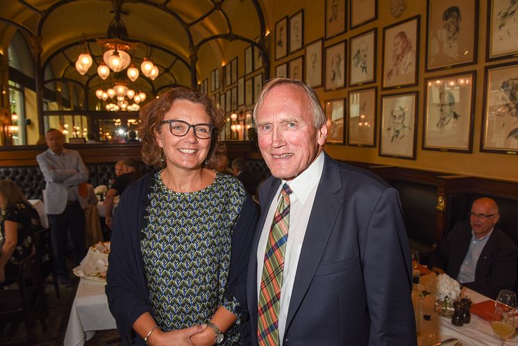 Konsernsjef Tone Wille i Posten takket Sverre Morken for hans innsats som frimerkekunstner under en mottakelse denne uken. Foto: Birger Morken