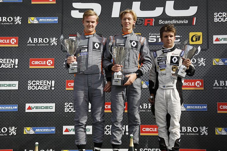 Prispall, JSM, fr.v: Anthon Caldana, Joel Jern, Julius Ljungdahl. Foto: Racefoto