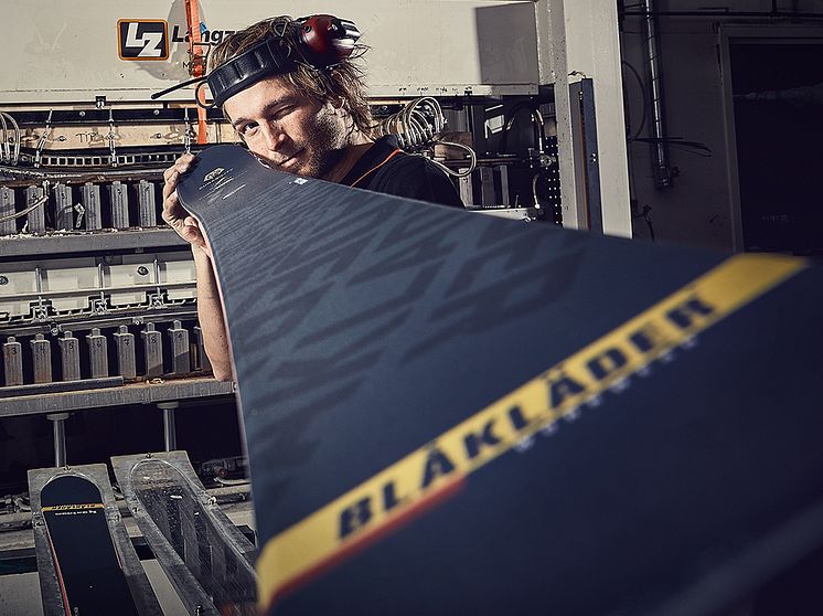 Blåkläder med egendesignade skidor från Åre Skidfabrik