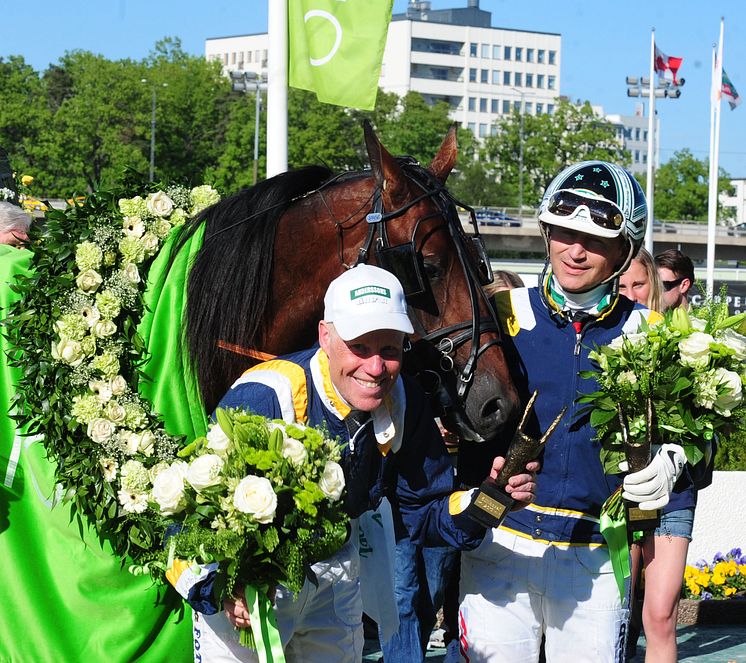 Stefan Melander ler efter segern i Elitloppet 2010 med Iceland