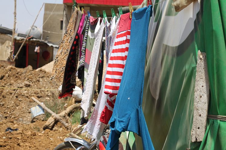 Utanför Dianas hem i Bekaadalen i Libanon hänger kläderna på tork i solen. Foto: Jonathan Ulenius