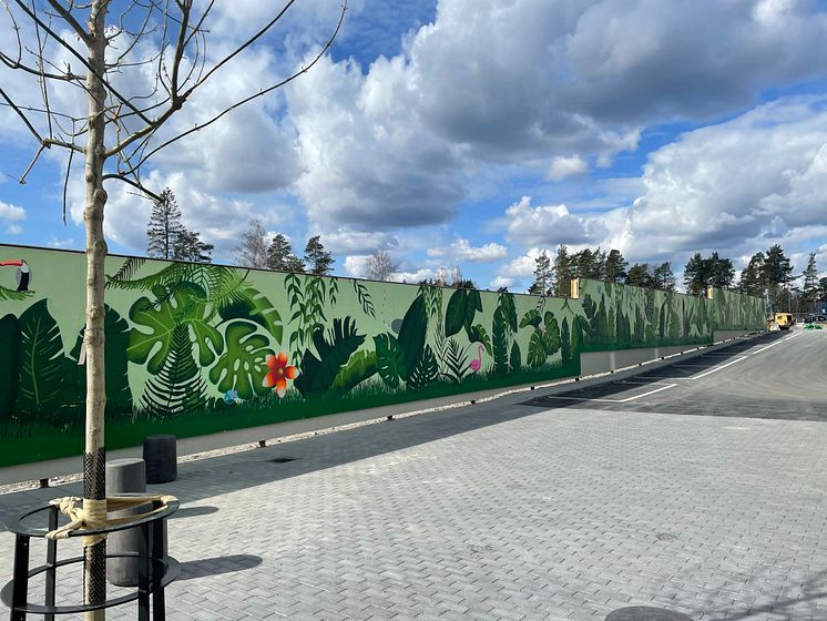 Muralmålning på byggplank i Haninge