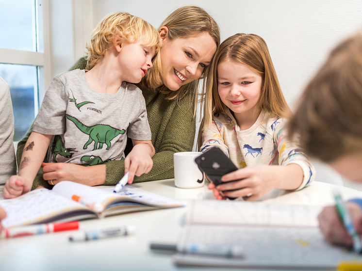 Mor med barn og mobiltelefon