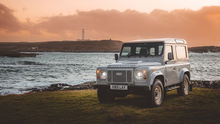 LAND ROVER CLASSIC DEFENDER WORKS V8 ISLAY EDITION 02